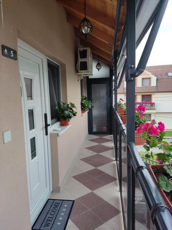 Apartmani Sladjana Novi Sad Exterior foto